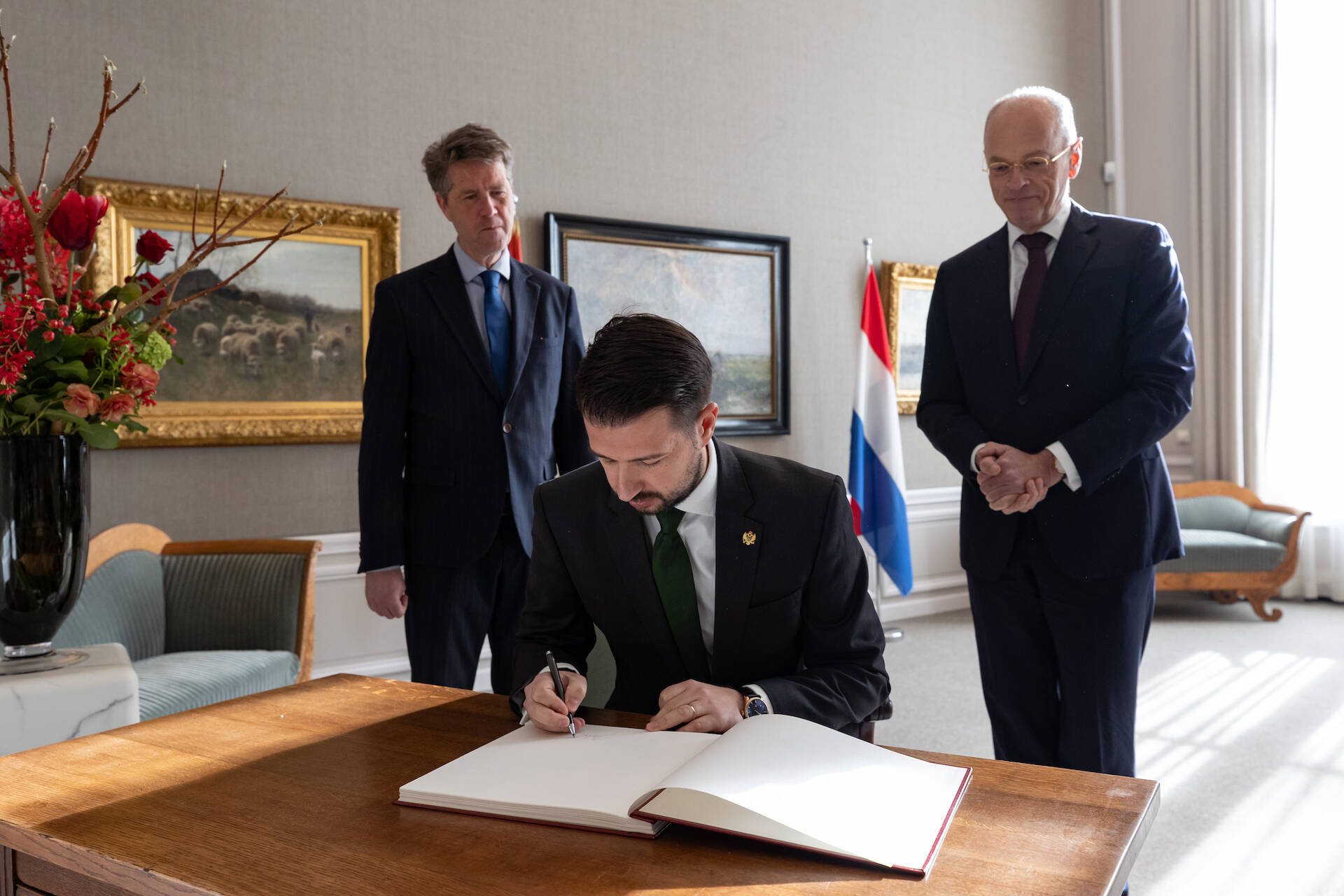 President Milatović tekent het gastenboek