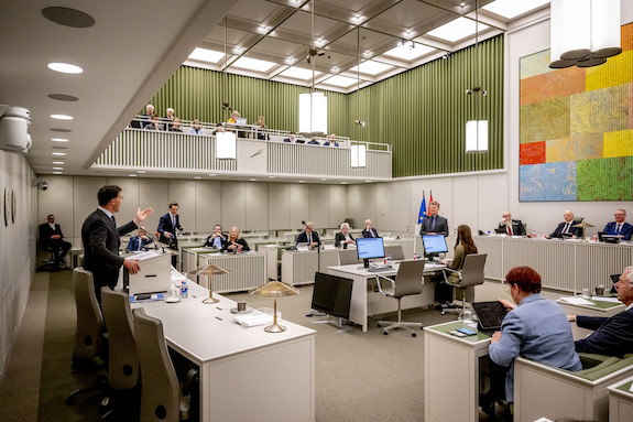 Foto van de plenaire zaal van de Eerste Kamer tijdens het debat op 9 april 2024